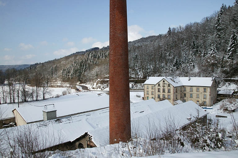 Vue plongeante, depuis le nord-est, sous la neige. © Jérôme Mongreville / Région Bourgogne-Franche-Comté, Inventaire du patrimoine - 2005 Vue plongeante, depuis le nord-est, sous la neige. © Jérôme Mongreville / Région Bourgogne-Franche-Comté, Inventaire du patrimoine - 2005