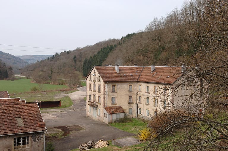 Vue plongeante, depuis le nord-est, sur le bâtiment des logements et bureaux. © Jérôme Mongreville / Région Bourgogne-Franche-Comté, Inventaire du patrimoine - 2005 Vue plongeante, depuis le nord-est, sur le bâtiment des logements et bureaux. © Jérôme Mongreville / Région Bourgogne-Franche-Comté, Inventaire du patrimoine - 2005
