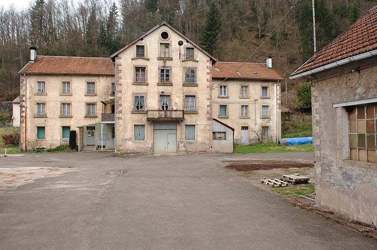 Le bâtiment des logements et bureaux depuis le sud-est. © Jérôme Mongreville / Région Bourgogne-Franche-Comté, Inventaire du patrimoine - 2005 Le bâtiment des logements et bureaux depuis le sud-est. © Jérôme Mongreville / Région Bourgogne-Franche-Comté, Inventaire du patrimoine - 2005