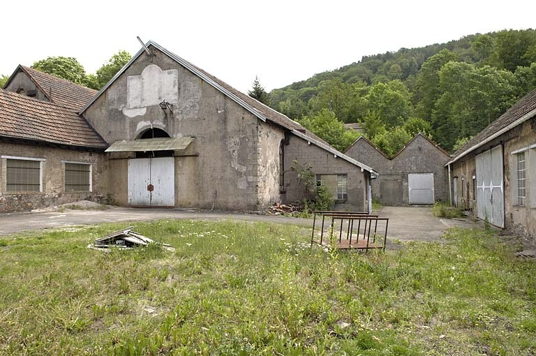 Pignon de la forge du Bas et atelier de réparation depuis l'ouest. © Jérôme Mongreville / Région Bourgogne-Franche-Comté, Inventaire du patrimoine - 2005 Pignon de la forge du Bas et atelier de réparation depuis l'ouest. © Jérôme Mongreville / Région Bourgogne-Franche-Comté, Inventaire du patrimoine - 2005
