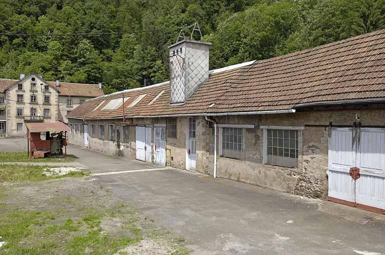 Vue de trois de la façade des ateliers (polissage, balanciers et presses). © Jérôme Mongreville / Région Bourgogne-Franche-Comté, Inventaire du patrimoine - 2005 Vue de trois de la façade des ateliers (polissage, balanciers et presses). © Jérôme Mongreville / Région Bourgogne-Franche-Comté, Inventaire du patrimoine - 2005