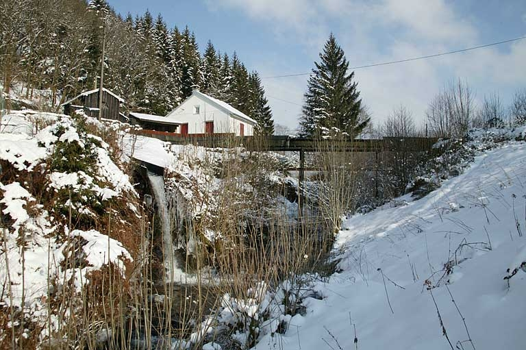 Le déversoir et le canal d'amenée. © Jérôme Mongreville / Région Bourgogne-Franche-Comté, Inventaire du patrimoine - 2005 Le déversoir et le canal d'amenée. © Jérôme Mongreville / Région Bourgogne-Franche-Comté, Inventaire du patrimoine - 2005