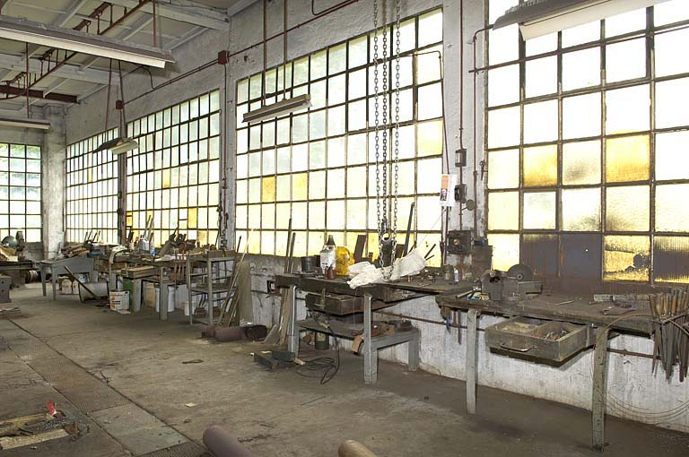 Atelier de mécanique. Etablis contre le mur sud. © Jérôme Mongreville / Région Bourgogne-Franche-Comté, Inventaire du patrimoine - 2005 Atelier de mécanique. Etablis contre le mur sud. © Jérôme Mongreville / Région Bourgogne-Franche-Comté, Inventaire du patrimoine - 2005