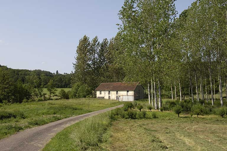 Vue d'ensemble depuis le nord-est. © Jérôme Mongreville / Région Bourgogne-Franche-Comté, Inventaire du patrimoine - 2005