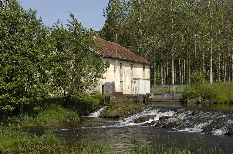 Vue de trois quarts depuis la rive gauche du Breuchin. © Jérôme Mongreville / Région Bourgogne-Franche-Comté, Inventaire du patrimoine - 2005