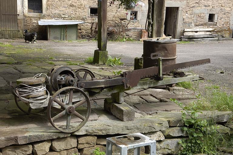 Tronçonneuse artisanale placée sous l'auvent de l'atelier. © Jérôme Mongreville / Région Bourgogne-Franche-Comté, Inventaire du patrimoine - 2005