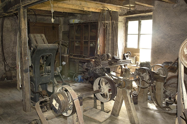 Premier étage. Vue de l'atelier depuis l'ouest. Au premier plan : banc d'affûtage. © Jérôme Mongreville / Région Bourgogne-Franche-Comté, Inventaire du patrimoine - 2005