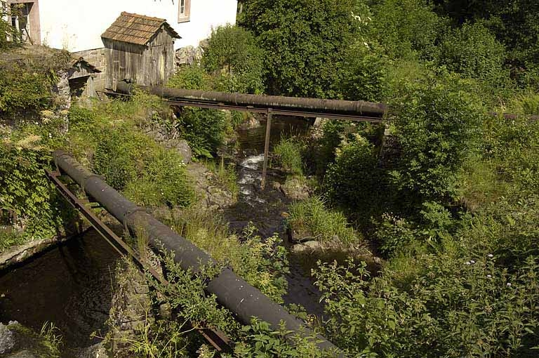 Conduites forcées alimentant les turbines hydrauliques. © Jérôme Mongreville / Région Bourgogne-Franche-Comté, Inventaire du patrimoine - 2005