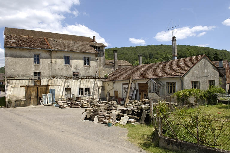 Le moulin et le bâtiment abritant le bureau, un logement et le garage. © Jérôme Mongreville / Région Bourgogne-Franche-Comté, Inventaire du patrimoine - 2005