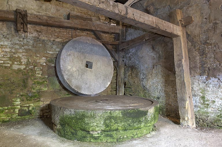 Paire de meule (ribe). © Jérôme Mongreville / Région Bourgogne-Franche-Comté, Inventaire du patrimoine - 2005