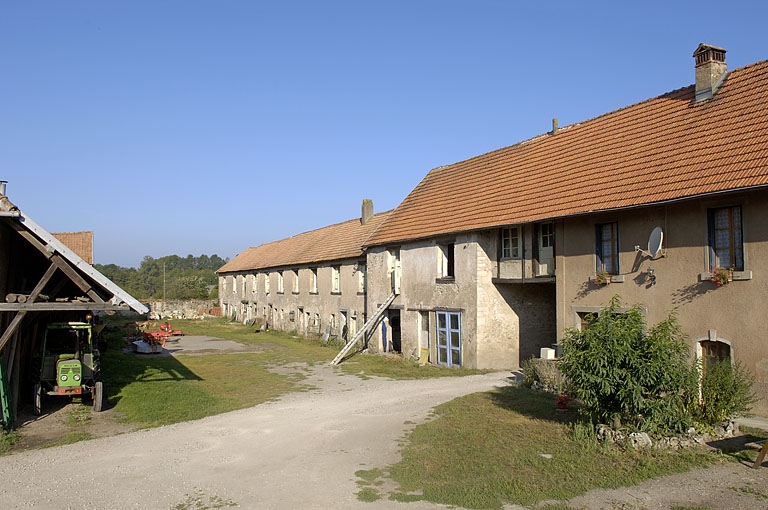 Logements ouvriers ouest et entrée depuis la cour. © Jérôme Mongreville / Région Bourgogne-Franche-Comté, Inventaire du patrimoine - 2005