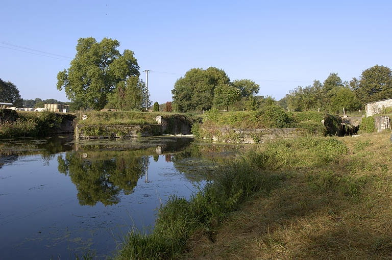 Massifs de maçonnerie, sur le bief d'amenée, où se trouvaient la forge et la fenderie. © Jérôme Mongreville / Région Bourgogne-Franche-Comté, Inventaire du patrimoine - 2005