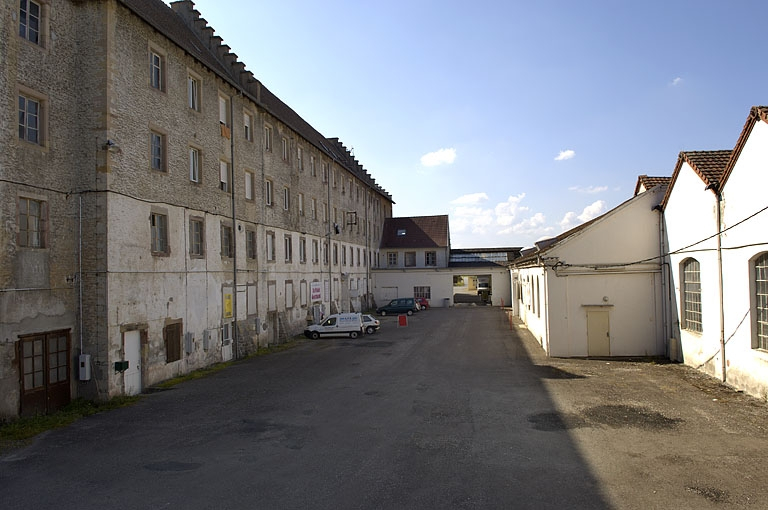 La cour entre l'atelier de fabrication à étages et l'atelier de bobinage. © Jérôme Mongreville / Région Bourgogne-Franche-Comté, Inventaire du patrimoine - 2005