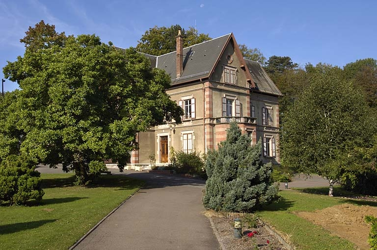Vue de trois quarts depuis l'allée d'entrée. © Jérôme Mongreville / Région Bourgogne-Franche-Comté, Inventaire du patrimoine - 2005