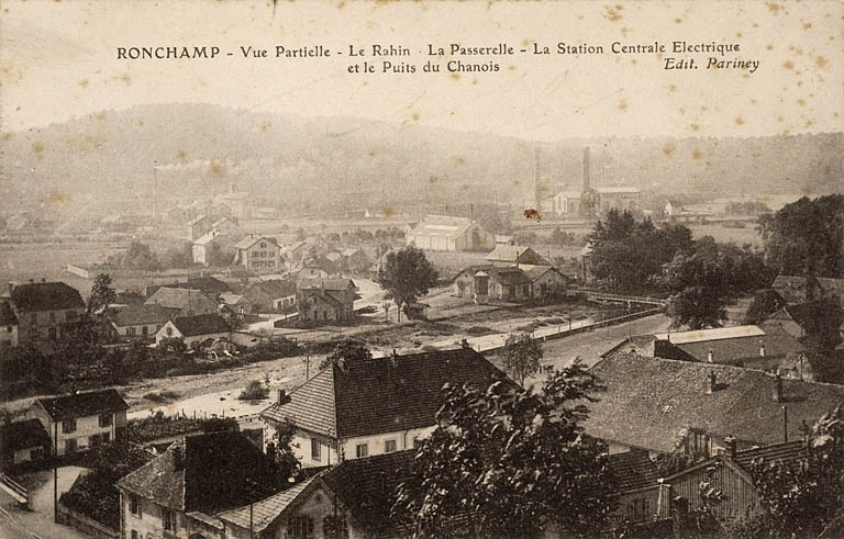Ronchamp - Vue partielle - Le Rahin - La passerelle - La Station électrique et le puits du Chânois. © Jérôme  Mongreville (reproduction) / Région Bourgogne-Franche-Comté, Inventaire du patrimoine - 2005 Ronchamp - Vue partielle - Le Rahin - La passerelle - La Station électrique et le puits du Chânois. © Jérôme  Mongreville (reproduction) / Région Bourgogne-Franche-Comté, Inventaire du patrimoine - 2005
