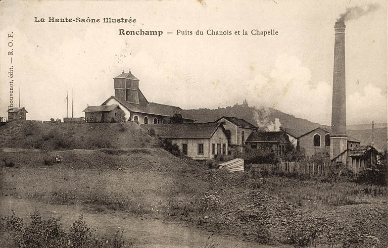 La Haute-Saône illustrée. Ronchamp - Puits du Chanois et la chapelle. © Jérôme  Mongreville (reproduction) / Région Bourgogne-Franche-Comté, Inventaire du patrimoine - 2005 La Haute-Saône illustrée. Ronchamp - Puits du Chanois et la chapelle. © Jérôme  Mongreville (reproduction) / Région Bourgogne-Franche-Comté, Inventaire du patrimoine - 2005