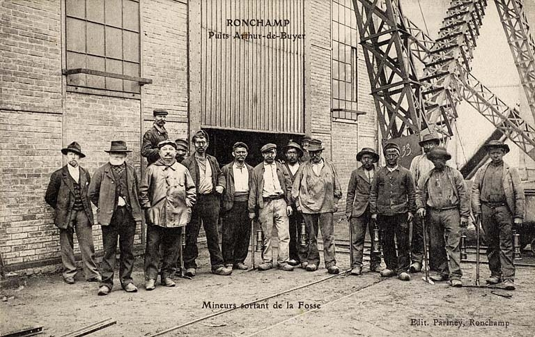 Ronchamp - Puits Arthur de Buyer. Mineurs sortant de la fosse. © Jérôme  Mongreville (reproduction) / Région Bourgogne-Franche-Comté, Inventaire du patrimoine - 2005 Ronchamp - Puits Arthur de Buyer. Mineurs sortant de la fosse. © Jérôme  Mongreville (reproduction) / Région Bourgogne-Franche-Comté, Inventaire du patrimoine - 2005