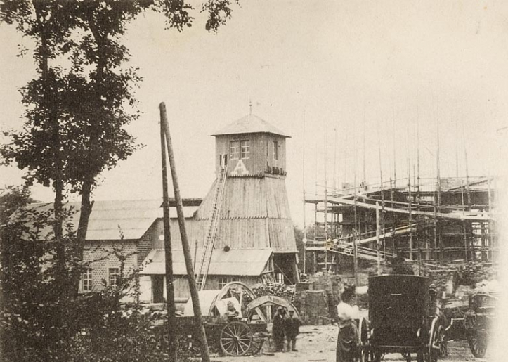 Vue du puits Arthur de Buyers au Magny d'Anigon. © Jérôme  Mongreville (reproduction) / Région Bourgogne-Franche-Comté, Inventaire du patrimoine - 2005 Vue du puits Arthur de Buyers au Magny d'Anigon. © Jérôme  Mongreville (reproduction) / Région Bourgogne-Franche-Comté, Inventaire du patrimoine - 2005