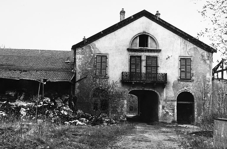 Bureau de la Régie en 1977. Façade postérieure. © Jérôme  Mongreville (reproduction) / Région Bourgogne-Franche-Comté, Inventaire du patrimoine - 2005 Bureau de la Régie en 1977. Façade postérieure. © Jérôme  Mongreville (reproduction) / Région Bourgogne-Franche-Comté, Inventaire du patrimoine - 2005