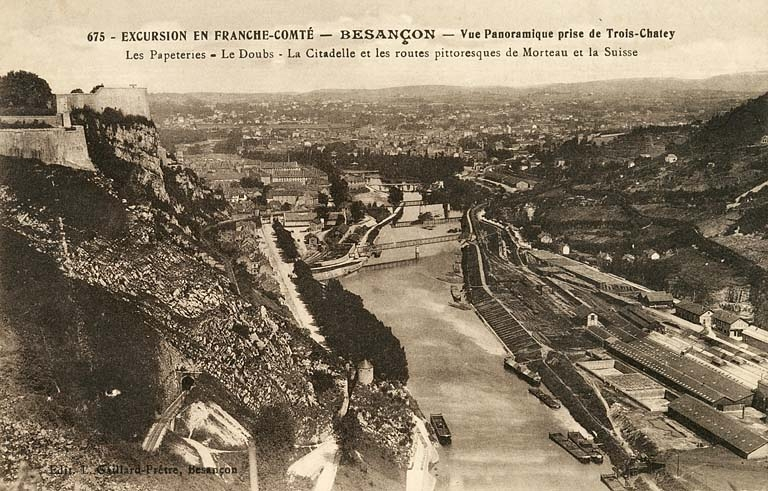 Excursion en Franche-Comté - Besançon. Vue panoramique prise de Trois-Chatey. Les Papeteries - Le Doubs - La Citadelle et les Routes pittoresques de Morteau et la Suisse [vue plongeante sur les ports de Rivotte et des Près-de-Vaux], décennie 1910. © Yves  Sancey (reproduction) / Région Bourgogne-Franche-Comté, Inventaire du patrimoine - 2006