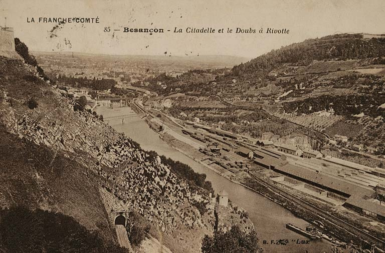 La Franche-Comté. 85 - Besançon - La Citadelle et le Doubs à Rivotte [vue plongeante sur le port des Près-de-Vaux], 1er quart 20e siècle. © Yves  Sancey (reproduction) / Région Bourgogne-Franche-Comté, Inventaire du patrimoine - 2006