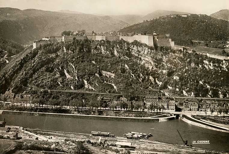 Besançon (Doubs). La Citadelle [vue aérienne montrant les ports des Près-de-Vaux et de Rivotte], milieu 20e siècle. © Yves  Sancey (reproduction) / Région Bourgogne-Franche-Comté, Inventaire du patrimoine - 2006
