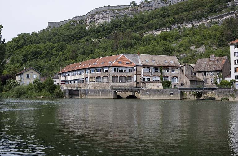 Moulin de Tarragnoz : vue d'ensemble côté rivière, depuis l'amont. © Yves Sancey / Région Bourgogne-Franche-Comté, Inventaire du patrimoine - 2006 Moulin de Tarragnoz : vue d'ensemble côté rivière, depuis l'amont. © Yves Sancey / Région Bourgogne-Franche-Comté, Inventaire du patrimoine - 2006