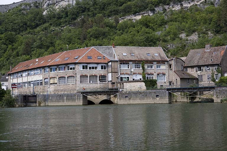 Façade postérieure (côté rivière) des ateliers de fabrication et ponts de halage. © Yves Sancey / Région Bourgogne-Franche-Comté, Inventaire du patrimoine - 2006 Façade postérieure (côté rivière) des ateliers de fabrication et ponts de halage. © Yves Sancey / Région Bourgogne-Franche-Comté, Inventaire du patrimoine - 2006