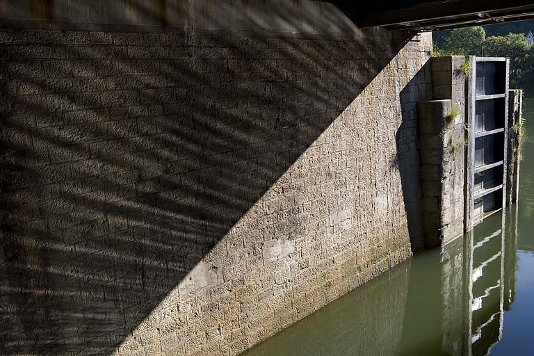 Vantail et bajoyer droit, depuis le passage sous le pont routier. © Yves Sancey / Région Bourgogne-Franche-Comté, Inventaire du patrimoine - 2006 Vantail et bajoyer droit, depuis le passage sous le pont routier. © Yves Sancey / Région Bourgogne-Franche-Comté, Inventaire du patrimoine - 2006