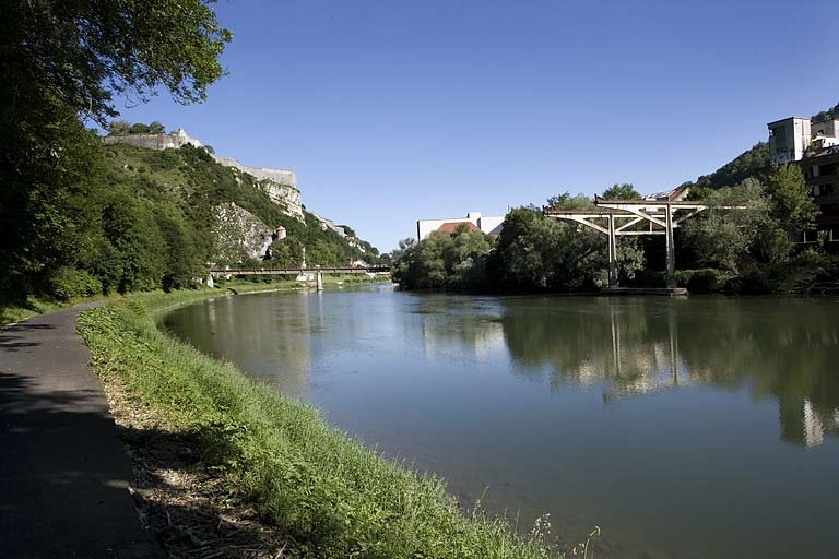 Le Doubs en amont de la Porte Taillée, depuis le chemin de halage rive gauche. © Yves Sancey / Région Bourgogne-Franche-Comté, Inventaire du patrimoine - 2006 Le Doubs en amont de la Porte Taillée, depuis le chemin de halage rive gauche. © Yves Sancey / Région Bourgogne-Franche-Comté, Inventaire du patrimoine - 2006