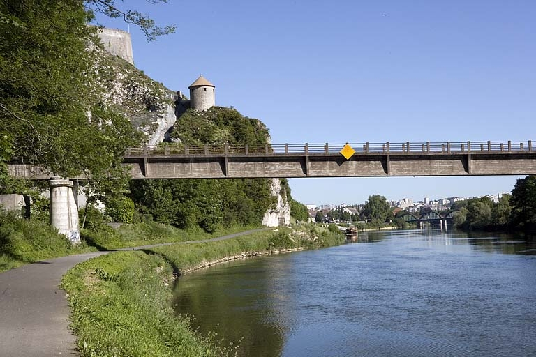 Chemin de halage et quai au niveau de la Porte Taillée. © Yves Sancey / Région Bourgogne-Franche-Comté, Inventaire du patrimoine - 2006 Chemin de halage et quai au niveau de la Porte Taillée. © Yves Sancey / Région Bourgogne-Franche-Comté, Inventaire du patrimoine - 2006