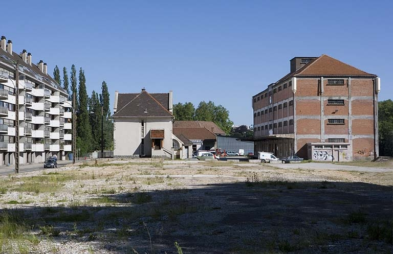 Entrepôt et bureau, depuis l'emplacement des entrepôts des particuliers démolis. © Yves Sancey / Région Bourgogne-Franche-Comté, Inventaire du patrimoine - 2006 Entrepôt et bureau, depuis l'emplacement des entrepôts des particuliers démolis. © Yves Sancey / Région Bourgogne-Franche-Comté, Inventaire du patrimoine - 2006