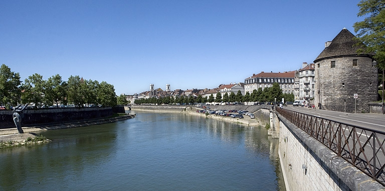 Vue d'ensemble depuis la rive droite, en amont. © Yves Sancey / Région Bourgogne-Franche-Comté, Inventaire du patrimoine - 2006 Vue d'ensemble depuis la rive droite, en amont. © Yves Sancey / Région Bourgogne-Franche-Comté, Inventaire du patrimoine - 2006