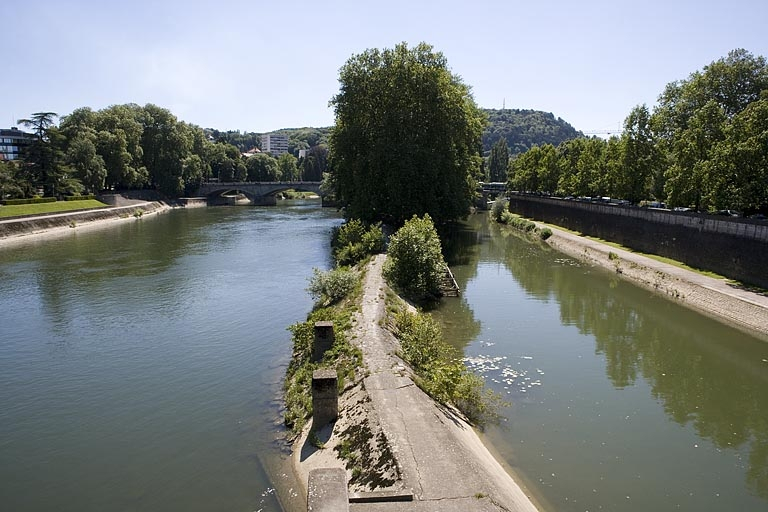 Vue d'ensemble du Doubs, du canal et de leur digue de séparation, depuis le pont Denfert-Rochereau (en aval). © Yves Sancey / Région Bourgogne-Franche-Comté, Inventaire du patrimoine - 2006