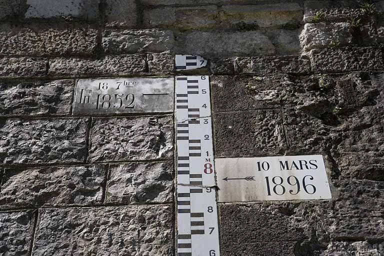 Partie supérieure de l'échelle limnimétrique, indiquant le niveau des crues de 1852 et 1896. Trois crues sont signalées : 10 mars 1896 (7,96 m), 18 septembre 1852 (8,50 m) et 21 janvier 1910 (9,57 m). La plaque de cette dernière manque. © Yves Sancey / Région Bourgogne-Franche-Comté, Inventaire du patrimoine - 2006
