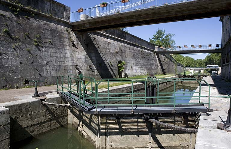 Vue d'ensemble rapprochée depuis l'amont, côté droit. © Yves Sancey / Région Bourgogne-Franche-Comté, Inventaire du patrimoine - 2006 Vue d'ensemble rapprochée depuis l'amont, côté droit. © Yves Sancey / Région Bourgogne-Franche-Comté, Inventaire du patrimoine - 2006