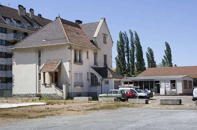 Bureau : façade postérieure de trois quarts gauche. © Yves Sancey / Région Bourgogne-Franche-Comté, Inventaire du patrimoine - 2006 Bureau : façade postérieure de trois quarts gauche. © Yves Sancey / Région Bourgogne-Franche-Comté, Inventaire du patrimoine - 2006