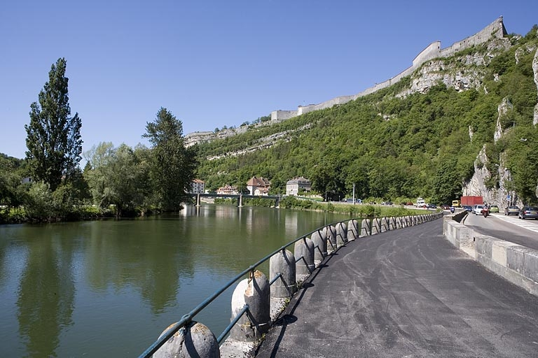 Le Doubs et l'évitement de la porte Malpas. © Yves Sancey / Région Bourgogne-Franche-Comté, Inventaire du patrimoine - 2006 Le Doubs et l'évitement de la porte Malpas. © Yves Sancey / Région Bourgogne-Franche-Comté, Inventaire du patrimoine - 2006