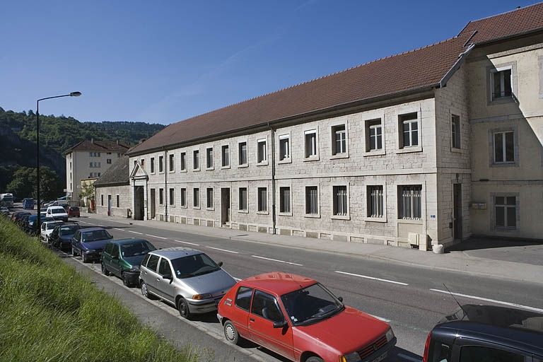 Façade antérieure de l'ancien moulin, de trois quarts droite. © Yves Sancey / Région Bourgogne-Franche-Comté, Inventaire du patrimoine - 2006 Façade antérieure de l'ancien moulin, de trois quarts droite. © Yves Sancey / Région Bourgogne-Franche-Comté, Inventaire du patrimoine - 2006