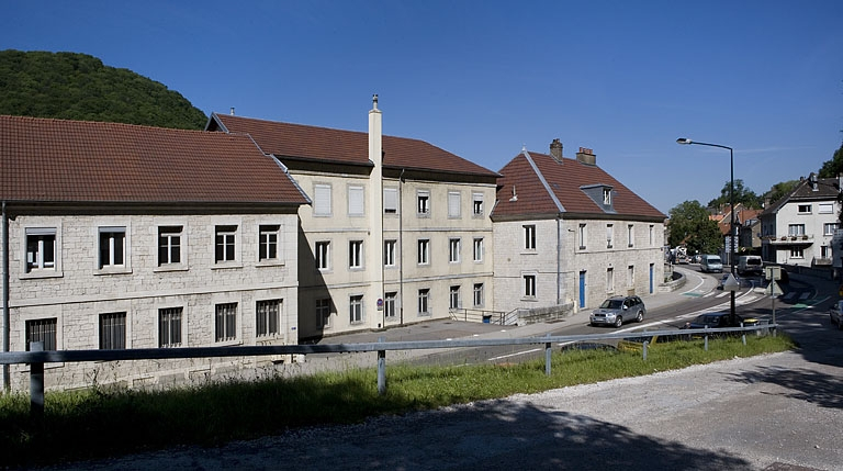 Façade antérieure des bâtiments sur rue, depuis l'est. © Yves Sancey / Région Bourgogne-Franche-Comté, Inventaire du patrimoine - 2006 Façade antérieure des bâtiments sur rue, depuis l'est. © Yves Sancey / Région Bourgogne-Franche-Comté, Inventaire du patrimoine - 2006