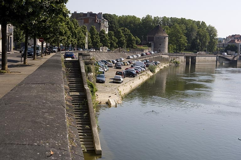 Le port, depuis l'aval. © Yves Sancey / Région Bourgogne-Franche-Comté, Inventaire du patrimoine - 2006 Le port, depuis l'aval. © Yves Sancey / Région Bourgogne-Franche-Comté, Inventaire du patrimoine - 2006