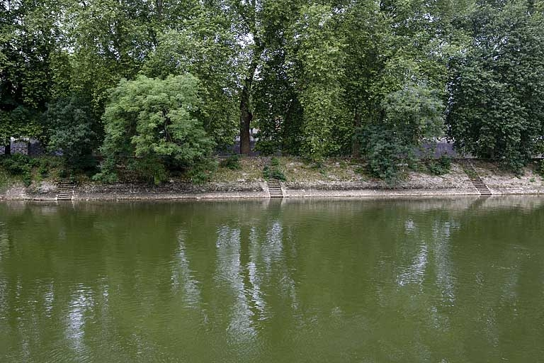 Perré extérieur de la digue de séparation, côté Doubs. © Yves Sancey / Région Bourgogne-Franche-Comté, Inventaire du patrimoine - 2006