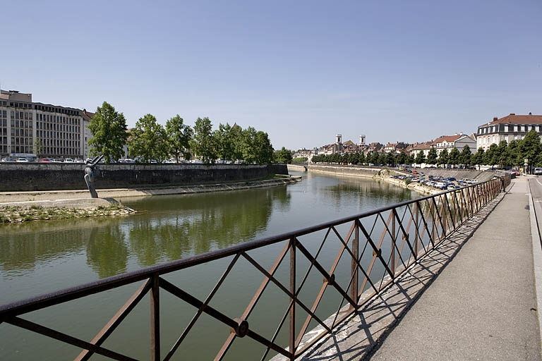 Vue d'ensemble du Doubs vers l'aval, depuis le pont Denfert-Rochereau rive droite. © Yves Sancey / Région Bourgogne-Franche-Comté, Inventaire du patrimoine - 2006 Vue d'ensemble du Doubs vers l'aval, depuis le pont Denfert-Rochereau rive droite. © Yves Sancey / Région Bourgogne-Franche-Comté, Inventaire du patrimoine - 2006