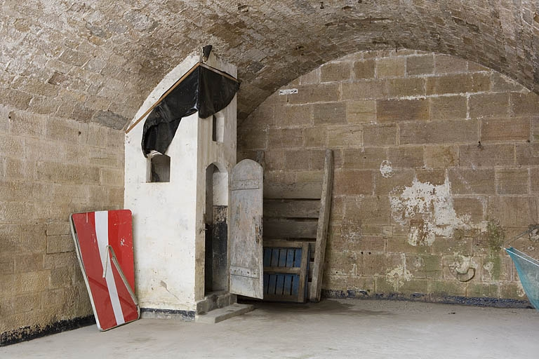 Intérieur d'une casemate : latrine et mur du fond. © Yves Sancey / Région Bourgogne-Franche-Comté, Inventaire du patrimoine - 2006 Intérieur d'une casemate : latrine et mur du fond. © Yves Sancey / Région Bourgogne-Franche-Comté, Inventaire du patrimoine - 2006
