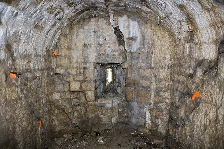 Galerie voûtée et embrasure à la pointe du bastion. © Yves Sancey / Région Bourgogne-Franche-Comté, Inventaire du patrimoine - 2006 Galerie voûtée et embrasure à la pointe du bastion. © Yves Sancey / Région Bourgogne-Franche-Comté, Inventaire du patrimoine - 2006