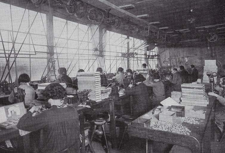 Geismar. - Fabrication de l'ébauche. - Atelier des perceuses, 1933. © Yves Sancey / Région Bourgogne-Franche-Comté, Inventaire du patrimoine - 2006 Geismar. - Fabrication de l'ébauche. - Atelier des perceuses, 1933. © Yves Sancey / Région Bourgogne-Franche-Comté, Inventaire du patrimoine - 2006