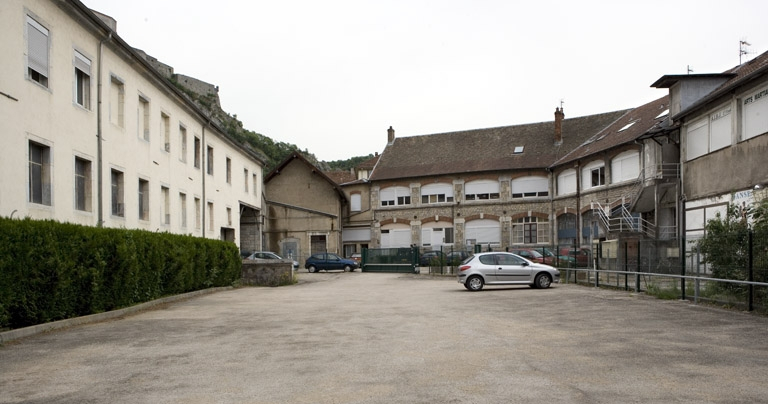 Cour, depuis l'amont. © Yves Sancey / Région Bourgogne-Franche-Comté, Inventaire du patrimoine - 2006 Cour, depuis l'amont. © Yves Sancey / Région Bourgogne-Franche-Comté, Inventaire du patrimoine - 2006