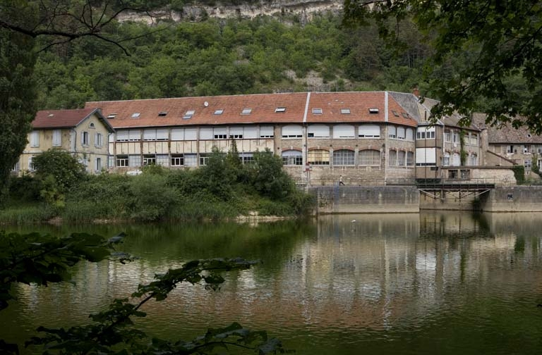 Vue d'ensemble de la façade sur rivière (postérieure) des ateliers de fabrication. © Yves Sancey / Région Bourgogne-Franche-Comté, Inventaire du patrimoine - 2006 Vue d'ensemble de la façade sur rivière (postérieure) des ateliers de fabrication. © Yves Sancey / Région Bourgogne-Franche-Comté, Inventaire du patrimoine - 2006