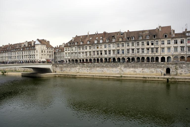 Pont Battant, quai Vauban et chemin de halage, depuis la rive droite en aval. © Yves Sancey / Région Bourgogne-Franche-Comté, Inventaire du patrimoine - 2006 Pont Battant, quai Vauban et chemin de halage, depuis la rive droite en aval. © Yves Sancey / Région Bourgogne-Franche-Comté, Inventaire du patrimoine - 2006