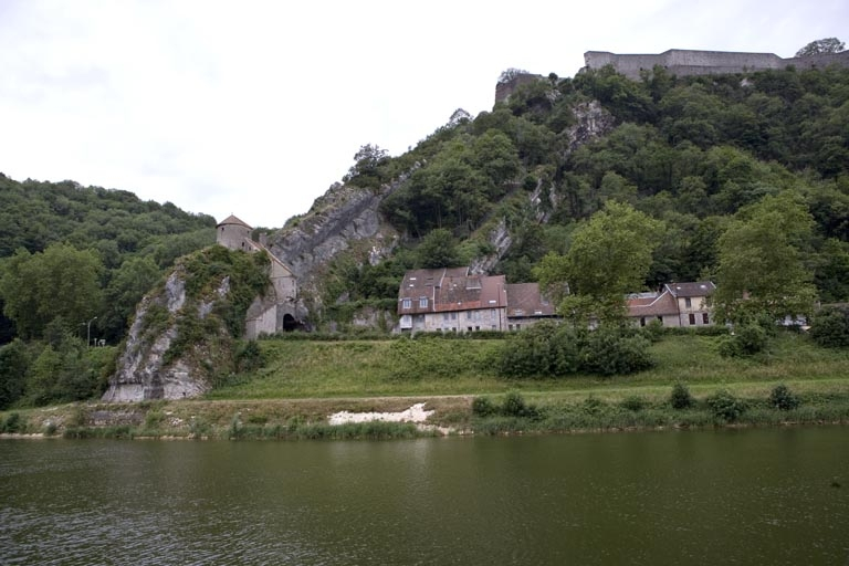Quai au niveau de la Porte Taillée et partie sud du port de Rivotte, depuis la rive droite. © Yves Sancey / Région Bourgogne-Franche-Comté, Inventaire du patrimoine - 2006 Quai au niveau de la Porte Taillée et partie sud du port de Rivotte, depuis la rive droite. © Yves Sancey / Région Bourgogne-Franche-Comté, Inventaire du patrimoine - 2006